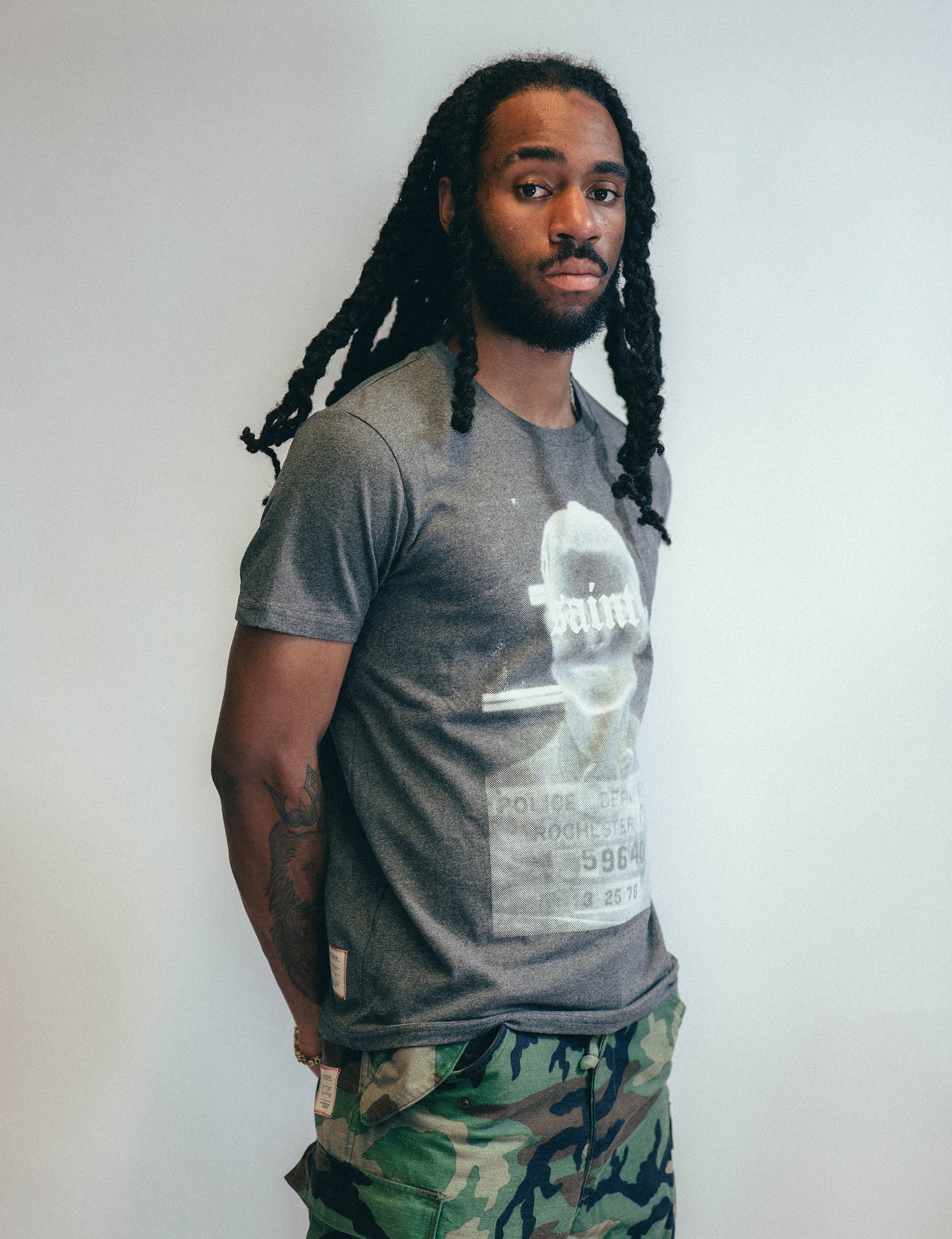 'Saint' T-Shirt in Grey